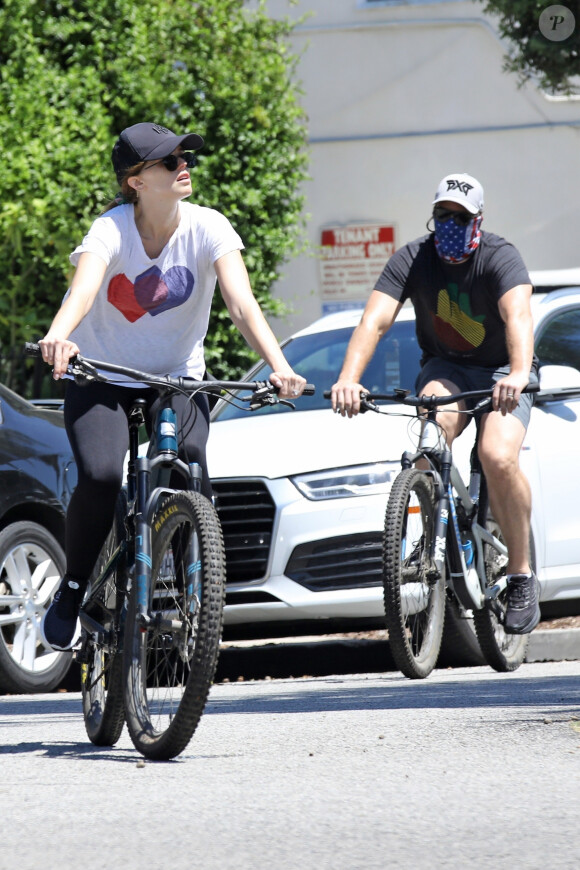 Katherine Schwarzenegger, enceinte de son premier enfant avec son mari Chris Pratt, se promènent à vélo à Los Angeles, le 25 avril 2020.