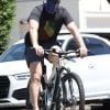 Katherine Schwarzenegger, enceinte de son premier enfant avec son mari Chris Pratt, se promènent à vélo à Los Angeles, le 25 avril 2020.