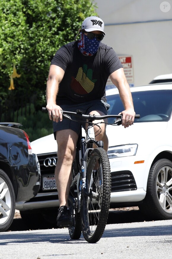 Katherine Schwarzenegger, enceinte de son premier enfant avec son mari Chris Pratt, se promènent à vélo à Los Angeles, le 25 avril 2020.