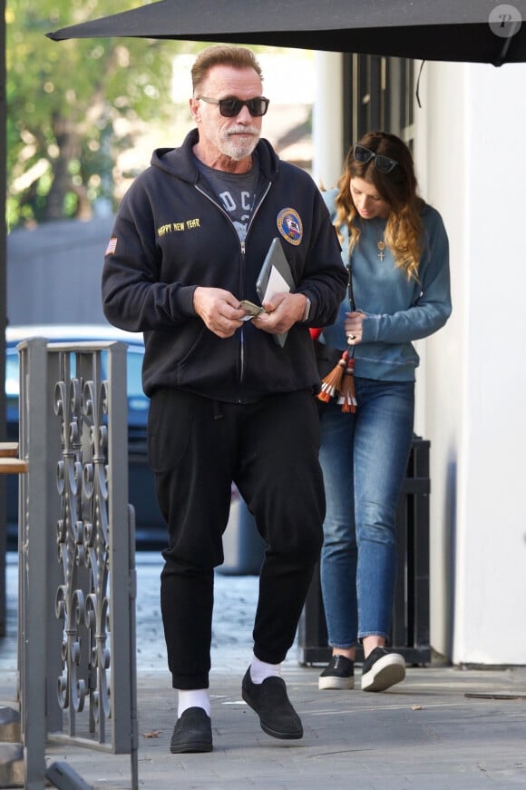 Arnold Schwarzenegger sort d'un petit déjeuner avec sa fille Katherine à Los Angeles le 13 mars 2019.