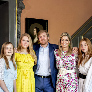 Le roi Willem-Alexander des Pays-Bas célébrait le 27 avril 2020 son 53e anniversaire et la Fête du Roi, la fête nationale, posant ici dans le vestibule du palais Huis ten Bosch à La Haye avec sa femme la reine Maxima et leurs filles la princesse héritière Catharina-Amalia, la princesse Alexia et la princesse Ariane.