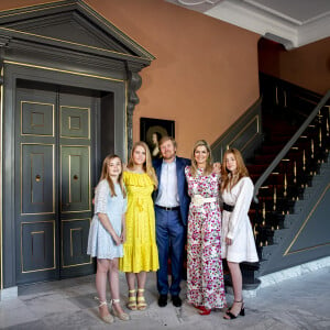 Le roi Willem-Alexander des Pays-Bas célébrait le 27 avril 2020 son 53e anniversaire et la Fête du Roi, la fête nationale, posant ici dans le vestibule du palais Huis ten Bosch à La Haye avec sa femme la reine Maxima et leurs filles la princesse héritière Catharina-Amalia, la princesse Alexia et la princesse Ariane.