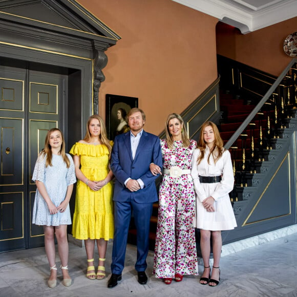 Le roi Willem-Alexander des Pays-Bas célébrait le 27 avril 2020 son 53e anniversaire et la Fête du Roi, la fête nationale, posant ici dans le vestibule du palais Huis ten Bosch à La Haye avec sa femme la reine Maxima et leurs filles la princesse héritière Catharina-Amalia, la princesse Alexia et la princesse Ariane.