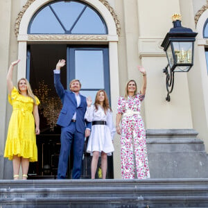 Le roi Willem-Alexander des Pays-Bas célébrait le 27 avril 2020 son 53e anniversaire et la Fête du Roi, la fête nationale, posant ici sur le perron du palais Huis ten Bosch à La Haye avec sa femme la reine Maxima et leurs filles la princesse héritière Catharina-Amalia, la princesse Alexia et la princesse Ariane.