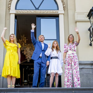 Le roi Willem-Alexander des Pays-Bas célébrait le 27 avril 2020 son 53e anniversaire et la Fête du Roi, la fête nationale, posant ici sur le perron du palais Huis ten Bosch à La Haye avec sa femme la reine Maxima et leurs filles la princesse héritière Catharina-Amalia, la princesse Alexia et la princesse Ariane.