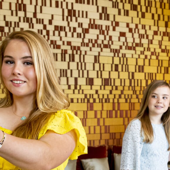 La reine Maxima des Pays-Bas et ses filles la princesse héritière Catharina-Amalia (ici à la manoeuvre visi, la princesse Alexia et la princesse Ariane ont inauguré une plateforme de vente en ligne le 27 avril 2020 au palais Huis ten Bosch à l'occasion de la Fête du Roi pour le 53e anniversaire du roi Willem-Alexander.