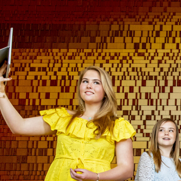 La reine Maxima des Pays-Bas et ses filles la princesse héritière Catharina-Amalia (ici à la manoeuvre visi, la princesse Alexia et la princesse Ariane ont inauguré une plateforme de vente en ligne le 27 avril 2020 au palais Huis ten Bosch à l'occasion de la Fête du Roi pour le 53e anniversaire du roi Willem-Alexander.