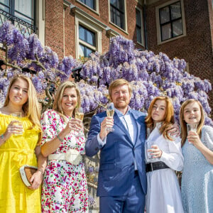 Le roi Willem-Alexander des Pays-Bas a trinqué en famille sous les glycines le 27 avril 2020 pour son 53e anniversaire et la Fête du Roi, la fête nationale, confiné au palais Huis ten Bosch à La Haye avec sa femme la reine Maxima et leurs filles la princesse héritière Catharina-Amalia, la princesse Alexia et la princesse Ariane.