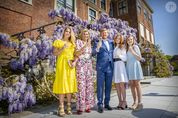 Le roi Willem-Alexander des Pays-Bas a trinqué en famille sous les glycines le 27 avril 2020 pour son 53e anniversaire et la Fête du Roi, la fête nationale, confiné au palais Huis ten Bosch à La Haye avec sa femme la reine Maxima et leurs filles la princesse héritière Catharina-Amalia, la princesse Alexia et la princesse Ariane.