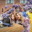  Le roi Willem-Alexander des Pays-Bas a trinqué en famille sous les glycines le 27 avril 2020 pour son 53e anniversaire et la Fête du Roi, la fête nationale, confiné au palais Huis ten Bosch à La Haye avec sa femme la reine Maxima et leurs filles la princesse héritière Catharina-Amalia, la princesse Alexia et la princesse Ariane. 