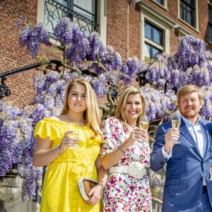 Le roi Willem-Alexander des Pays-Bas a trinqué en famille sous les glycines le 27 avril 2020 pour son 53e anniversaire et la Fête du Roi, la fête nationale, confiné au palais Huis ten Bosch à La Haye avec sa femme la reine Maxima et leurs filles la princesse héritière Catharina-Amalia, la princesse Alexia et la princesse Ariane.