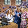  Le roi Willem-Alexander des Pays-Bas a trinqué en famille sous les glycines le 27 avril 2020 pour son 53e anniversaire et la Fête du Roi, la fête nationale, confiné au palais Huis ten Bosch à La Haye avec sa femme la reine Maxima et leurs filles la princesse héritière Catharina-Amalia, la princesse Alexia et la princesse Ariane. 