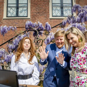 Le roi Willem-Alexander des Pays-Bas a trinqué en famille sous les glycines le 27 avril 2020 pour son 53e anniversaire et la Fête du Roi, la fête nationale, confiné au palais Huis ten Bosch à La Haye avec sa femme la reine Maxima et leurs filles la princesse héritière Catharina-Amalia, la princesse Alexia et la princesse Ariane.