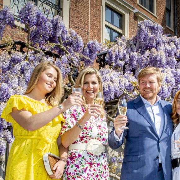 Le roi Willem-Alexander des Pays-Bas a trinqué en famille sous les glycines le 27 avril 2020 pour son 53e anniversaire et la Fête du Roi, la fête nationale, confiné au palais Huis ten Bosch à La Haye avec sa femme la reine Maxima et leurs filles la princesse héritière Catharina-Amalia, la princesse Alexia et la princesse Ariane.