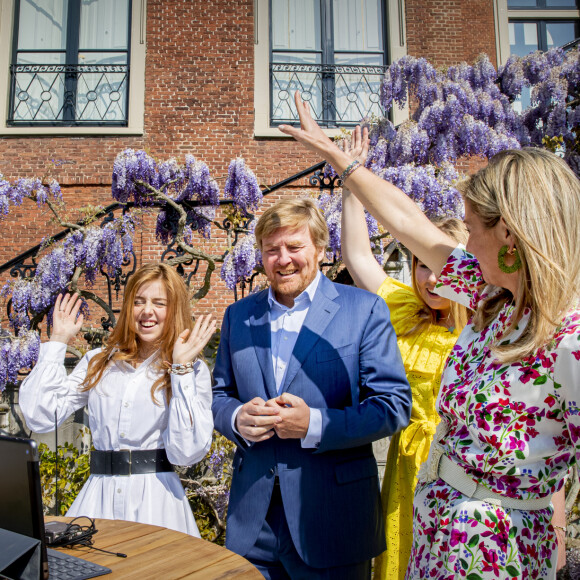 Le roi Willem-Alexander des Pays-Bas a trinqué en famille sous les glycines le 27 avril 2020 pour son 53e anniversaire et la Fête du Roi, la fête nationale, confiné au palais Huis ten Bosch à La Haye avec sa femme la reine Maxima et leurs filles la princesse héritière Catharina-Amalia, la princesse Alexia et la princesse Ariane.