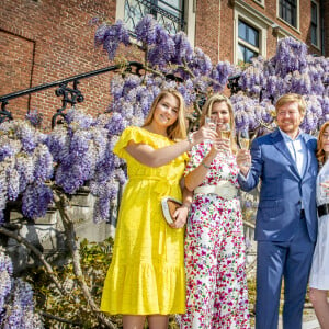 Le roi Willem-Alexander des Pays-Bas a trinqué en famille sous les glycines le 27 avril 2020 pour son 53e anniversaire et la Fête du Roi, la fête nationale, confiné au palais Huis ten Bosch à La Haye avec sa femme la reine Maxima et leurs filles la princesse héritière Catharina-Amalia, la princesse Alexia et la princesse Ariane.