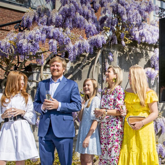 Le roi Willem-Alexander des Pays-Bas a trinqué en famille sous les glycines le 27 avril 2020 pour son 53e anniversaire et la Fête du Roi, la fête nationale, confiné au palais Huis ten Bosch à La Haye avec sa femme la reine Maxima et leurs filles la princesse héritière Catharina-Amalia, la princesse Alexia et la princesse Ariane.