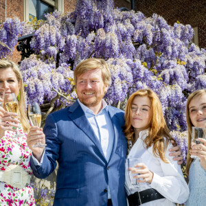 Le roi Willem-Alexander des Pays-Bas a trinqué en famille sous les glycines le 27 avril 2020 pour son 53e anniversaire et la Fête du Roi, la fête nationale, confiné au palais Huis ten Bosch à La Haye avec sa femme la reine Maxima et leurs filles la princesse héritière Catharina-Amalia, la princesse Alexia et la princesse Ariane.