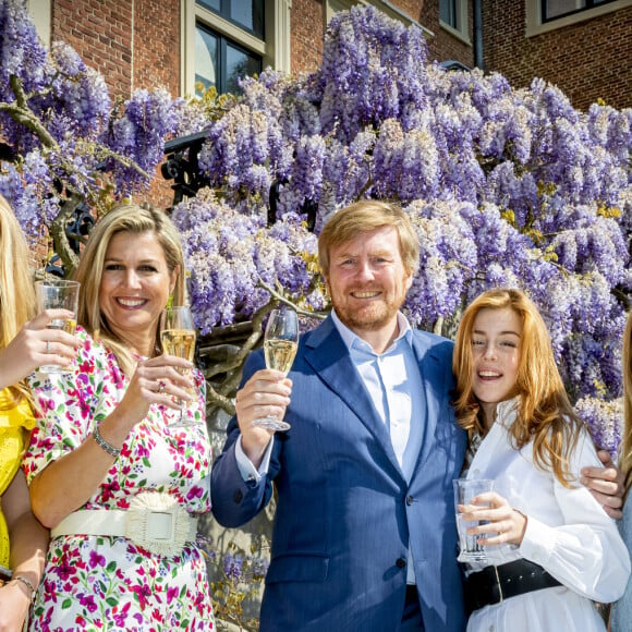 Le roi Willem-Alexander des Pays-Bas a trinqué en famille sous les glycines le 27 avril 2020 pour son 53e anniversaire et la Fête du Roi, la fête nationale, confiné au palais Huis ten Bosch à La Haye avec sa femme la reine Maxima et leurs filles la princesse héritière Catharina-Amalia, la princesse Alexia et la princesse Ariane.