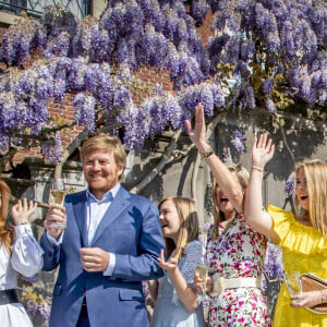 Le roi Willem-Alexander des Pays-Bas a trinqué en famille sous les glycines le 27 avril 2020 pour son 53e anniversaire et la Fête du Roi, la fête nationale, confiné au palais Huis ten Bosch à La Haye avec sa femme la reine Maxima et leurs filles la princesse héritière Catharina-Amalia, la princesse Alexia et la princesse Ariane.