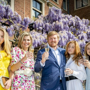 Le roi Willem-Alexander des Pays-Bas a trinqué en famille sous les glycines le 27 avril 2020 pour son 53e anniversaire et la Fête du Roi, la fête nationale, confiné au palais Huis ten Bosch à La Haye avec sa femme la reine Maxima et leurs filles la princesse héritière Catharina-Amalia, la princesse Alexia et la princesse Ariane.