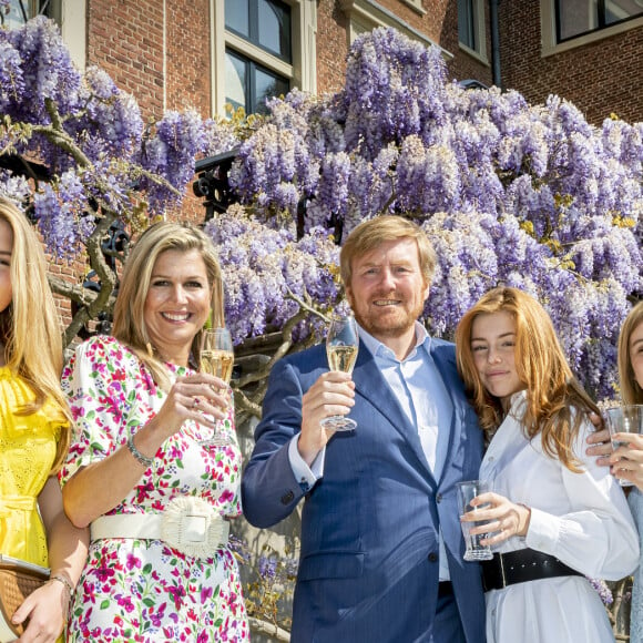 Le roi Willem-Alexander des Pays-Bas a trinqué en famille sous les glycines le 27 avril 2020 pour son 53e anniversaire et la Fête du Roi, la fête nationale, confiné au palais Huis ten Bosch à La Haye avec sa femme la reine Maxima et leurs filles la princesse héritière Catharina-Amalia, la princesse Alexia et la princesse Ariane.