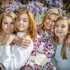 La reine Maxima et ses filles la princesse héritière Catharina-Amalia, la princesse Alexia et la princesse Ariane lors du 53e anniversaire du roi Willem-Alexander des Pays-Bas le 27 avril 2020 au palais Huis ten Bosch à La Haye