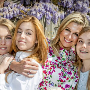 La reine Maxima et ses filles la princesse héritière Catharina-Amalia, la princesse Alexia et la princesse Ariane lors du 53e anniversaire du roi Willem-Alexander des Pays-Bas le 27 avril 2020 au palais Huis ten Bosch à La Haye