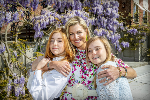La reine Maxima et ses filles la princesse Alexia et la princesse Ariane lors du 53e anniversaire du roi Willem-Alexander des Pays-Bas le 27 avril 2020 au palais Huis ten Bosch à La Haye