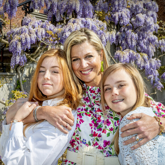 La reine Maxima et ses filles la princesse Alexia et la princesse Ariane lors du 53e anniversaire du roi Willem-Alexander des Pays-Bas le 27 avril 2020 au palais Huis ten Bosch à La Haye
