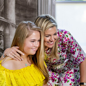 La reine Maxima et sa fille la princesse héritière Catharina-Amalia lors du 53e anniversaire du roi Willem-Alexander des Pays-Bas le 27 avril 2020 au palais Huis ten Bosch à La Haye