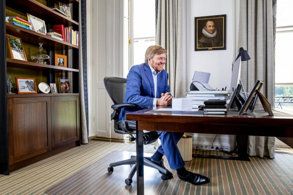 Le roi Willem-Alexander des Pays-Bas dans un bureau du palais Huis ten Bosch alors qu'il célébrait le 27 avril 2020 son 53e anniversaire et la Fête du Roi, la fête nationale, confiné.