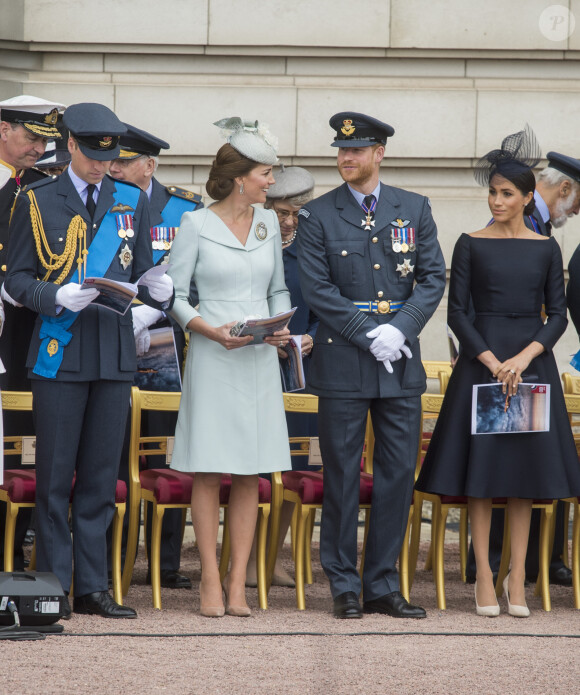 Le prince William, duc de Cambridge, Kate Catherine Middleton, duchesse de Cambridge, le prince William, duc de Sussex, Meghan Markle, duchesse de Sussex - La famille royale d'Angleterre lors de la parade aérienne de la RAF pour le centième anniversaire au palais de Buckingham à Londres. Le 10 juillet 2018