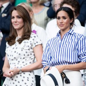 Catherine (Kate) Middleton, duchesse de Cambridge et Meghan Markle, duchesse de Sussex assistent au match de tennis Nadal contre Djokovic lors du tournoi de Wimbledon "The Championships", le 14 juillet 2018