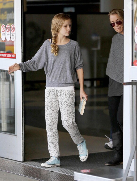 Felicity Huffman et sa fille Georgia Grace Macy arrivent à l'aéroport de Loas Angeles après un vol en provenance de New York, le 11 novembre 2013.
