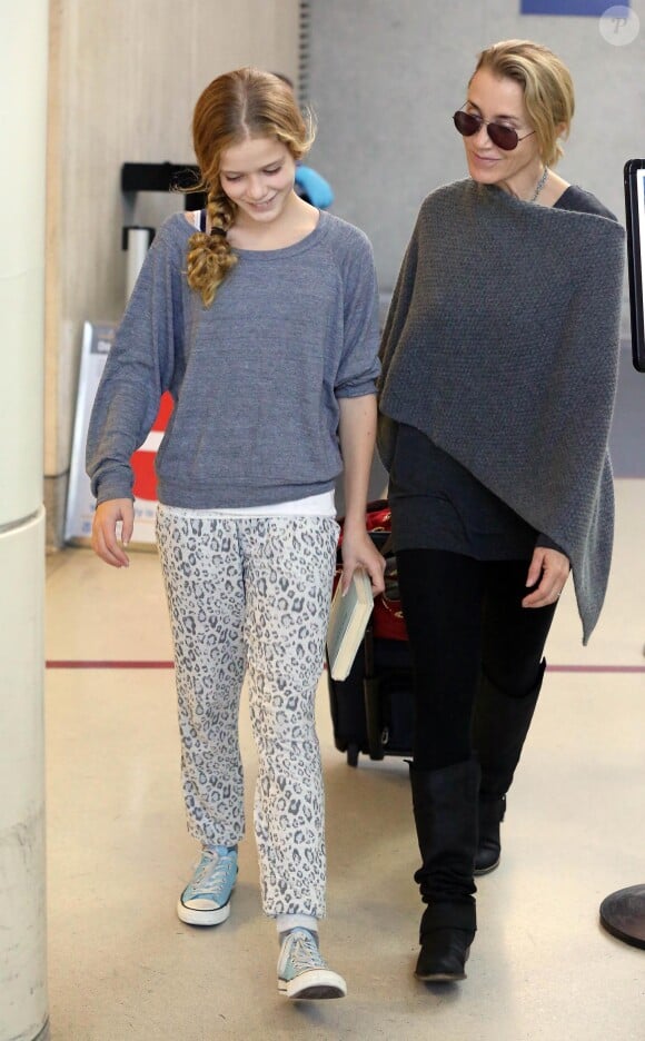 Felicity Huffman et sa jolie fille Georgia Grace Macy à l'aéroport de Loas Angeles après un vol en provenance de New York, le 11 novembre 2013.