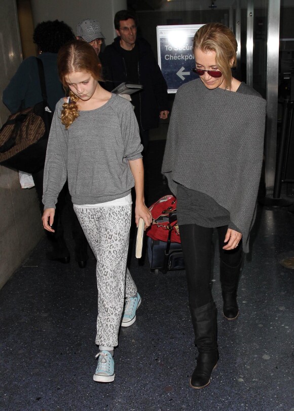 Felicity Huffman et sa fille cadette Georgia Grace Macy à l'aéroport de Loas Angeles après un vol en provenance de New York, le 11 novembre 2013.