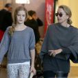 Felicity Huffman et sa fille Georgia Grace Macy à l'aéroport de Loas Angeles après un vol en provenance de New York, le 11 novembre 2013.