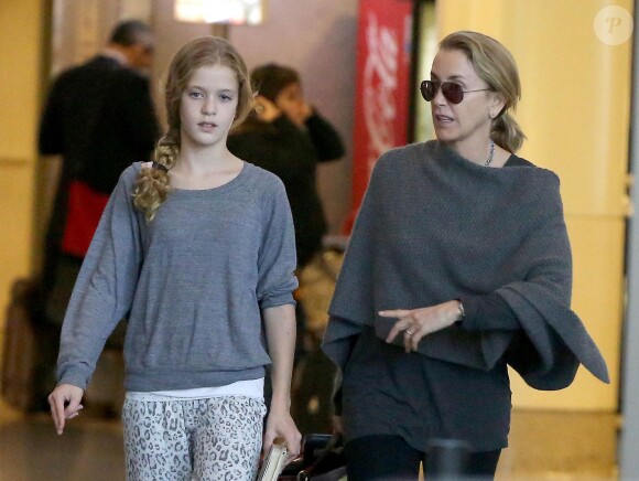 Felicity Huffman et sa fille Georgia Grace Macy à l'aéroport de Loas Angeles après un vol en provenance de New York, le 11 novembre 2013.