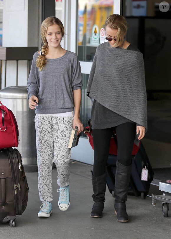 Felicity Huffman et sa fille Georgia Grace Macy à l'aéroport de Loas Angeles après un vol en provenance de New York, le 11 novembre 2013.
