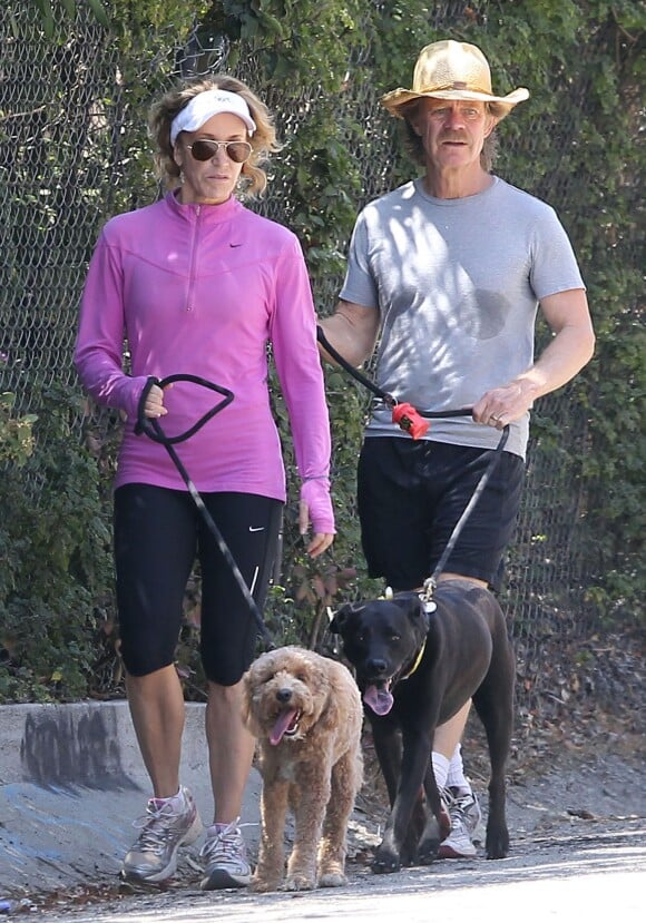 Exclusif - William H. Macy et sa femme Felicity Huffman promènent leurs chiens à Los Angeles, le 1er août 2013.