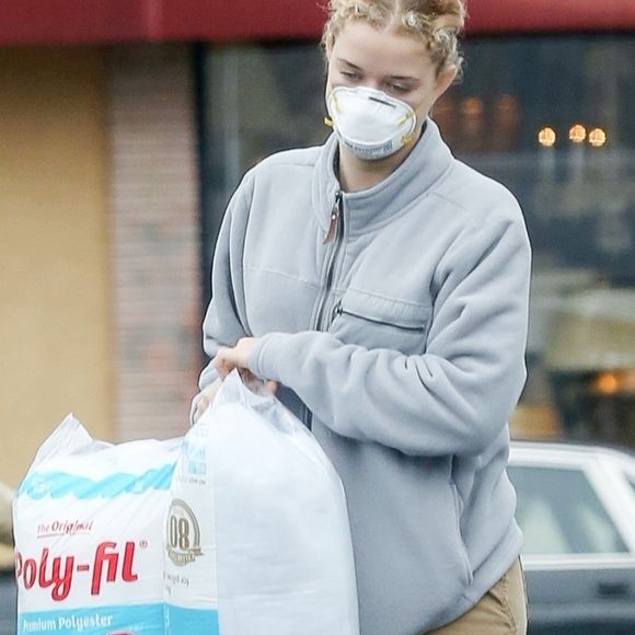 Exclusif - Felicity Huffman et sa fille Georgia Grace Macy qui portent des masques chirurgicaux vont faire des courses, le jour des 70 ans de William;H. Macy, à Los Angeles le 13 mars 2020 en plein crise du Coronavirus COVID-19