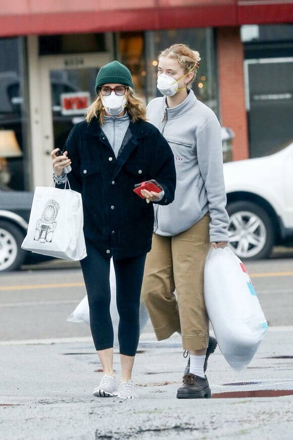 Exclusif - Felicity Huffman et sa fille Georgia Grace Macy qui portent des masques chirurgicaux vont faire des courses, le jour des 70 ans de William;H. Macy, à Los Angeles le 13 mars 2020 en plein crise du Coronavirus COVID-19.