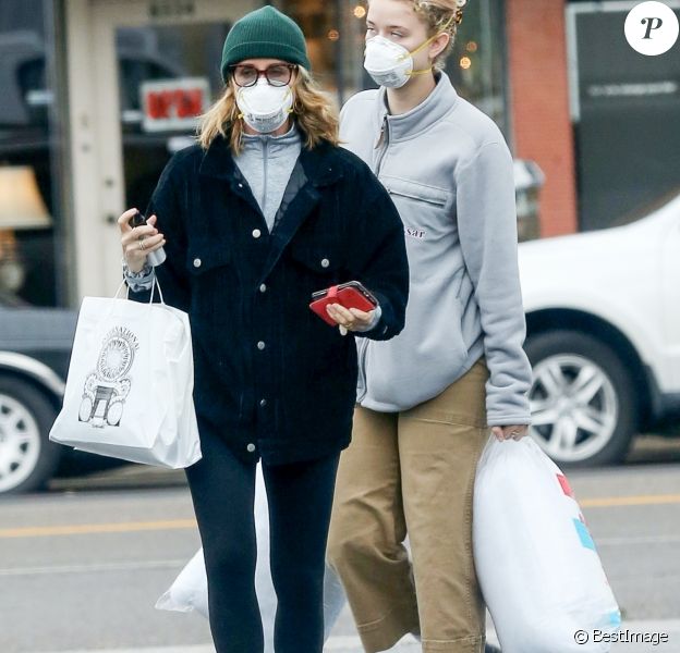 Exclusif - Felicity Huffman et sa fille Georgia Grace Macy qui portent des masques chirurgicaux vont faire des courses, le jour des 70 ans de William;H. Macy, à Los Angeles le 13 mars 2020 en plein crise du Coronavirus COVID-19.