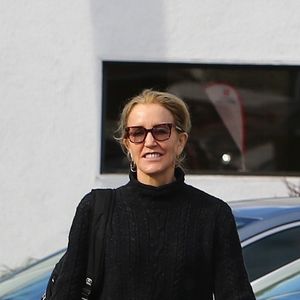 Exclusif - Felicity Huffman fait du shopping après avoir rendu sa voiture de location à Santa Monica le 12 mars 2020.