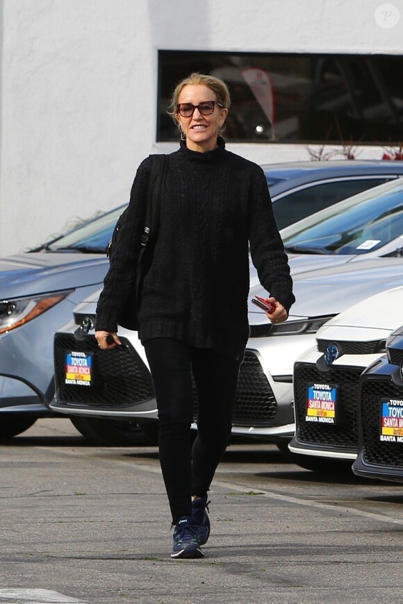 Exclusif - Felicity Huffman fait du shopping après avoir rendu sa voiture de location à Santa Monica le 12 mars 2020.