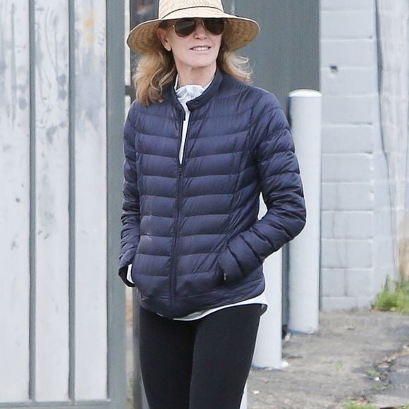 Exclusif - Felicity Huffman discute avec des amis sur le lieu de ses travaux d'intérêt général à Los Angeles, le 8 mars 2020.