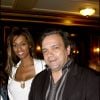Exclusif - Didier Bourdon pose avec sa femme Marie-Sandra lors de la 100e de la pièce Deux sur la balançoire, en 2006 à Paris