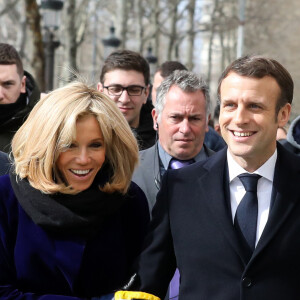 Le président Emmanuel Macron et sa femme Brigitte lors de l'inauguration du Café Joyeux, le cinquième, sur l'avenue des Champs-Elysée à Paris le 9 mars 2020. © Stéphane Lemouton / Bestimage