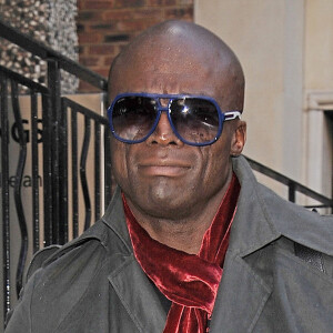 Exclusif - Le chanteur Seal quitte son hotel a Londres. Le 5 novembre 2012